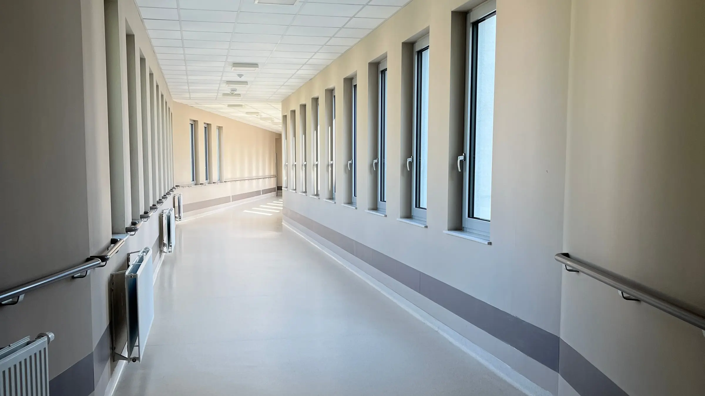 Centro de distribuição com prateleiras organizadas de insumos hospitalares